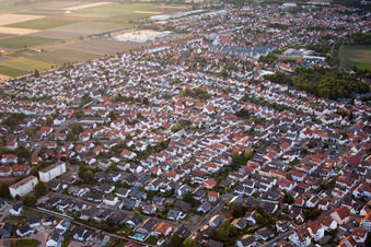 Stadtansicht vom Innenstadtbereich im Ortsteil Roxheim in Bobenheim-Roxheim im Bundesland Rheinland-Pfalz, Deutschland aus der Vogelperspektive