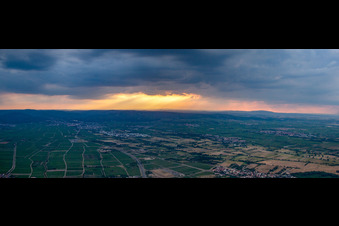 Wetterlage mit Sonnenstrahlung aus Öffnungen der Wolkendecke über dem Haardtrand in Birkenheide im Bundesland Rheinland-Pfalz, Deutschland