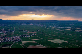 Wetterlage mit Sonnenstrahlung aus Öffnungen der Wolkendecke über dem Haardtrand in Gönnheim im Bundesland Rheinland-Pfalz, Deutschland