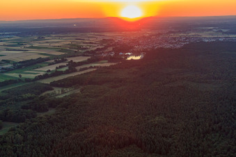 Ortsansicht aus Westen bei Sonnenuntergang in Rülzheim im Bundesland Rheinland-Pfalz, Deutschland