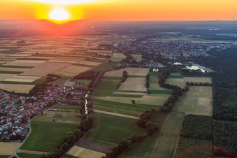 Ortsansicht aus Südwesten bei Sonnenuntergang in Herxheimweyher im Bundesland Rheinland-Pfalz, Deutschland