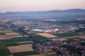 Interpark von Südosten in Offenbach an der Queich im Bundesland Rheinland-Pfalz, Deutschland