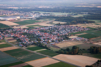 Schrägluftbild von Ottersheim in Ottersheim bei Landau im Bundesland Rheinland-Pfalz, Deutschland