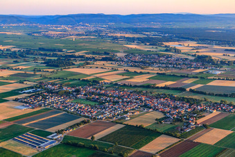 Dorfansicht aus Süden in Gommersheim im Bundesland Rheinland-Pfalz, Deutschland