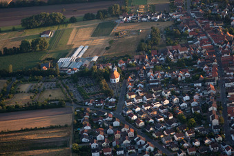Ortsansicht der Straßen und Häuser der Wohngebiete in Böhl-Iggelheim im Bundesland Rheinland-Pfalz, Deutschland