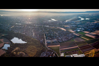 Panorama der Rheinebene bis zum Odenwald im Ortsteil Gartenstadt in Ludwigshafen am Rhein im Bundesland Rheinland-Pfalz, Deutschland