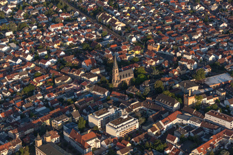 Kirchengebäude der Pfarrei Maria Himmelfahrt im Ortsteil Oggersheim in Ludwigshafen am Rhein im Bundesland Rheinland-Pfalz, Deutschland