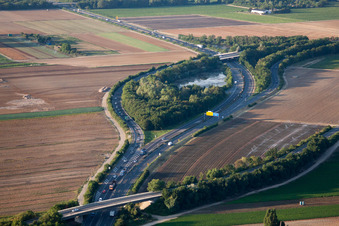 Streckenführung und Fahrspuren im Verlauf der Fernstraße Abfahrt der Bundesstraße B9 in Maudach in Mutterstadt im Bundesland Rheinland-Pfalz, Deutschland