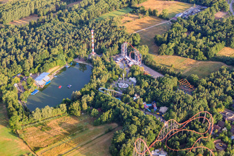 Holiday-Park am frühen Morgen in Haßloch im Bundesland Rheinland-Pfalz, Deutschland aus der Drohnenperspektive