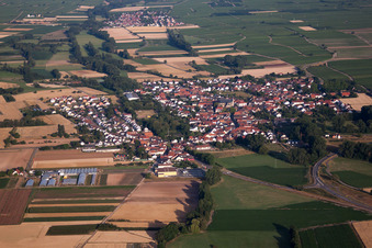 Ortsansicht der Straßen und Häuser der Wohngebiete in Geinsheim in Neustadt an der Weinstraße im Bundesland Rheinland-Pfalz, Deutschland