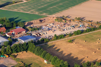 Schrägluftbild von Natursteine und Transporte Kohler in Zeiskam im Bundesland Rheinland-Pfalz, Deutschland