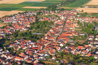 Lange Straße in Ottersheim bei Landau im Bundesland Rheinland-Pfalz, Deutschland von oben gesehen