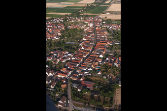 Verlauf der Straßenführung der Hauptstraße in Ottersheim bei Landau im Bundesland Rheinland-Pfalz, Deutschland