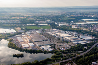 Gebäude und Produktionshallen auf dem Werksgelände des Daimler Automobilwerk Wörth in Wörth am Rhein im Ortsteil Maximiliansau im Bundesland Rheinland-Pfalz, Deutschland von oben