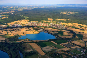 Bagersee Willersinn vor der Stadt aus Osten in Hagenbach im Bundesland Rheinland-Pfalz, Deutschland