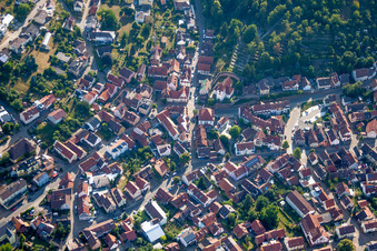 Kirchengebäude im Dorfkern im Ortsteil Dietlingen in Keltern im Bundesland Baden-Württemberg, Deutschland