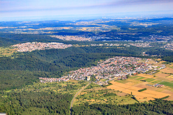 Dorf - Ansicht im Nordschwarzwald von Südosten im Ortsteil Huchenfeld in Pforzheim im Bundesland Baden-Württemberg, Deutschland