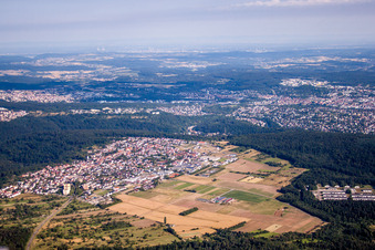 Dorf - Ansicht am Rande von landwirtschaftlichen Feldern und Nutzflächen im Nordschwarzwald im Ortsteil Huchenfeld in Pforzheim im Ortsteil Hohenwart im Bundesland Baden-Württemberg, Deutschland