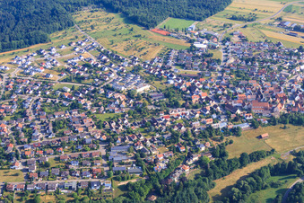 Dorf - Ansicht im Nordschwarzwald von Süden in Tiefenbronn im Bundesland Baden-Württemberg, Deutschland