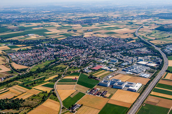 Luftbild von Ortsansicht der Straßen und Häuser der Wohngebiete in Ditzingen im Bundesland Baden-Württemberg, Deutschland