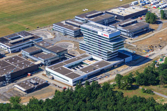 Luftaufnahme von Forschungs- Gebäude und Bürokomplex des Robert Bosch GmbH Zentrum für Forschung und Vorausentwicklung im Ortsteil Malmsheim in Renningen im Bundesland Baden-Württemberg, Deutschland