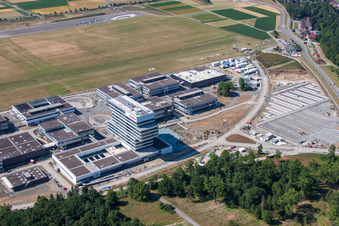Luftbild von Forschungs- Gebäude und Bürokomplex des Robert Bosch GmbH Zentrum für Forschung und Vorausentwicklung am Segelflugplatz Malmsheim in Renningen im Bundesland Baden-Württemberg, Deutschland