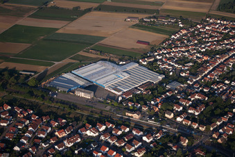 Gebäude und Produktionshallen auf dem Werksgelände Kardex Remstar Produktion Deutschland GmbH Kardex-Platz in Bellheim im Bundesland Rheinland-Pfalz aus der Luft