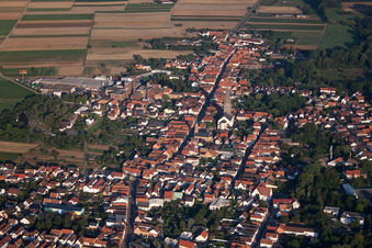 Ortsansicht der Straßen und Häuser der Wohngebiete in Bellheim im Bundesland Rheinland-Pfalz, Deutschland von oben