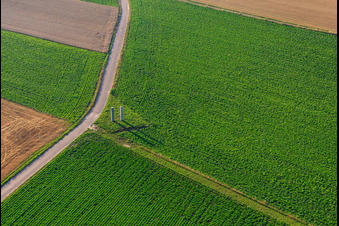 Stehlen am Pfälzer Panoramabänkel in Herxheim bei Landau im Bundesland Rheinland-Pfalz, Deutschland von oben gesehen