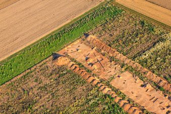 Drohnenaufname von Archäologische Grabung am neuen Gewerbepark W II in Herxheim bei Landau im Bundesland Rheinland-Pfalz, Deutschland