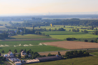Landung eines Heissluftballons D-OTKA in Erlenbach bei Kandel im Bundesland Rheinland-Pfalz, Deutschland