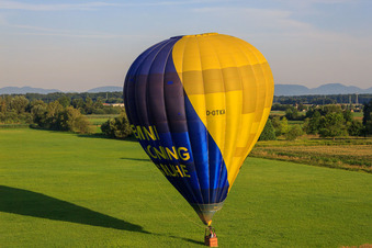 Landung eines Heissluftballons D-OTKA in Erlenbach bei Kandel im Bundesland Rheinland-Pfalz, Deutschland von oben gesehen