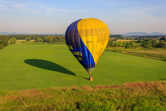 Landung eines Heissluftballons D-OTKA in Erlenbach bei Kandel im Bundesland Rheinland-Pfalz, Deutschland vom Flugzeug aus