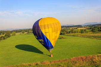 Landung eines Heissluftballons D-OTKA in Erlenbach bei Kandel im Bundesland Rheinland-Pfalz, Deutschland aus der Luft betrachtet