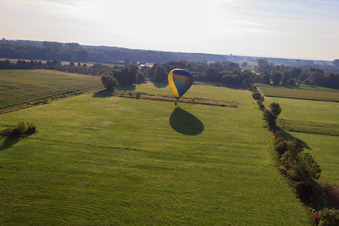 Drohnenaufname von Landung eines Heissluftballons D-OTKA in Erlenbach bei Kandel im Bundesland Rheinland-Pfalz, Deutschland