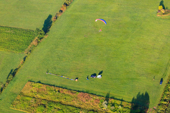 Landung eines Heissluftballons D-OTKA in Erlenbach bei Kandel im Bundesland Rheinland-Pfalz, Deutschland aus der Drohnenperspektive