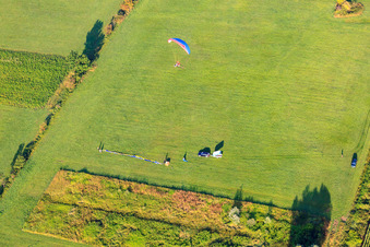 Landung eines Heissluftballons D-OTKA in Erlenbach bei Kandel im Bundesland Rheinland-Pfalz, Deutschland von einer Drohne aus