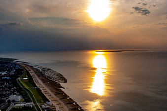 An der Nordsee bei untergehender Sonne im Ortsteil Döse in Cuxhaven im Bundesland Niedersachsen, Deutschland