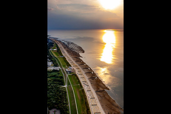 Sonnen- Untergang über der Landschaft Nordseestrand im Ortsteil Döse in Cuxhaven im Bundesland Niedersachsen, Deutschland