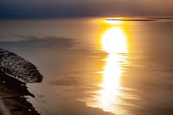 Luftbild von Sonnen- Untergang über der Landschaft Nordseestrand im Ortsteil Döse in Cuxhaven im Bundesland Niedersachsen, Deutschland
