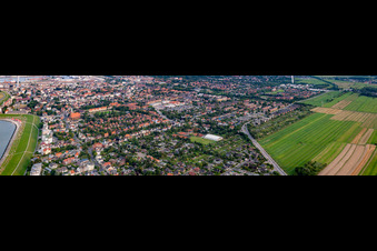 Uferbereiche am Sandstrand des Nordsee-Freibades Döse in Cuxhaven im Bundesland Niedersachsen, Deutschland
