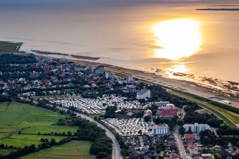 Campingplätze an der Nordsee bei untergehender Sonne im Ortsteil Duhnen in Cuxhaven im Bundesland Niedersachsen, Deutschland