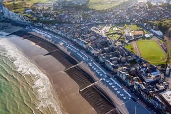 Schrägluftbild von Plage in Mers-les-Bains im Bundesland Somme, Frankreich
