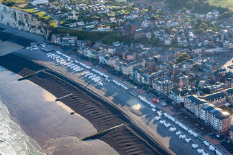 Sandstrand- Landschaft an der Küste zum Ärmelkanal in Mers les Bains in Hauts-de-France in Mers-les-Bains im Bundesland Somme, Frankreich