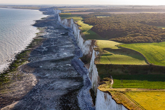 Küsten- Landschaft an der felsigen Steilküste am Ärmelkanal in Mers-les-Bains in Hauts-de-France im Bundesland Somme, Frankreich