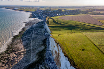 Küsten- Landschaft an der felsigen Steilküste des Ärmelkanal in Ault in Hauts-de-France im Bundesland Somme, Frankreich