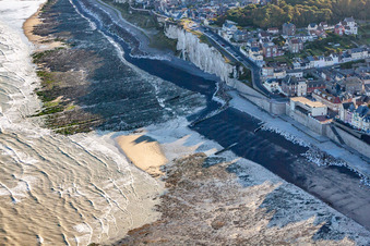 Schrägluftbild von Ault im Bundesland Somme, Frankreich