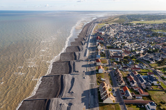 Luftbild von Sandstrand- Landschaft am Ärmelkanal in Cayeux-sur-Mer in Hauts-de-France im Bundesland Somme, Frankreich