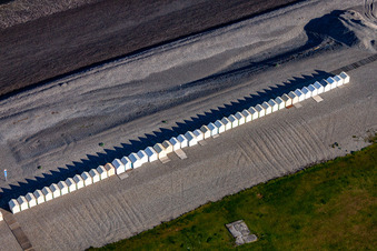 Schrägluftbild von Strandhütten von Cayeux in Cayeux-sur-Mer im Bundesland Somme, Frankreich