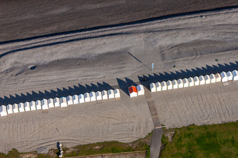 Strandkorb- Reihen am Kiesstrand im Küstenbereich Kanalküste Cayeux-sur-Mer in Cayeux-sur-Mer in Nord-Pas-de-Calais Picardie im Bundesland Somme, Frankreich